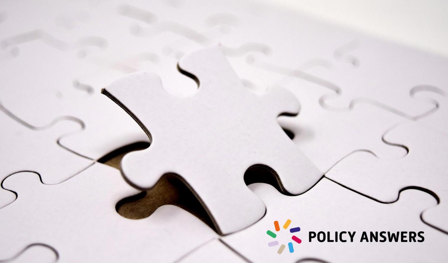 Puzzle mit aufgestelltem Puzzlestück in der Mitte und Logo von Policy Answers im unteren Bildrand