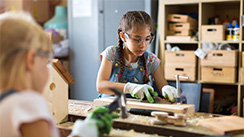Kinder arbeiten handwerklich