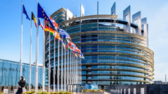 Gebäude mit Flaggen