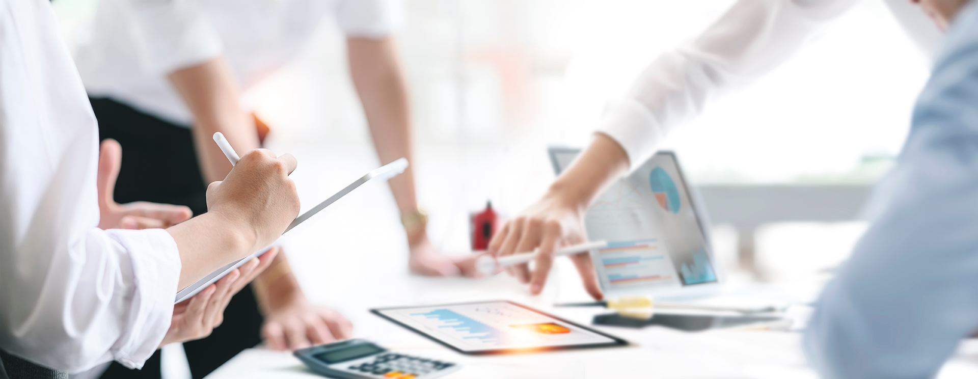 Personen mit Tablets und Laptops