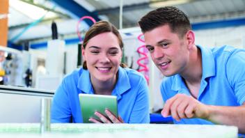 KollegInnen vor einem tablet bei der Arbeit