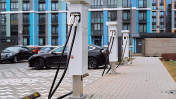 Ladestationen für Elektroautos auf einem Parkplatz