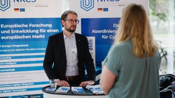 Eine Person berät an einem Stand