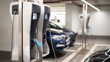 Elektroladestation für Elektroautos in einer Tiefgarage