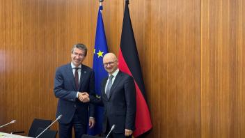 Staatssekretär Dr. Marcus Pleyer begrüßt Generaldirektor Marc Lemaître