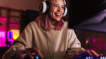 Frau spielt an einem Computer