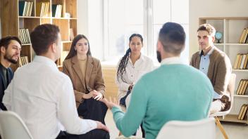 Personen bei einer Gruppentherapie
