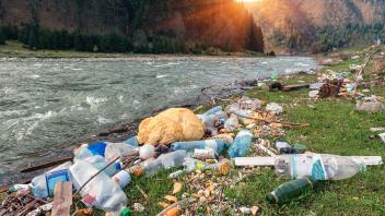 Plastikmüll am Flussufer