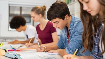 Schülerinnen und Schüler bei einer Prüfung im Klassenraum