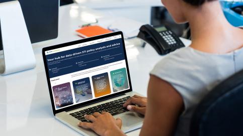 Frau vor Laptopbildschirm mit STIP-Compass