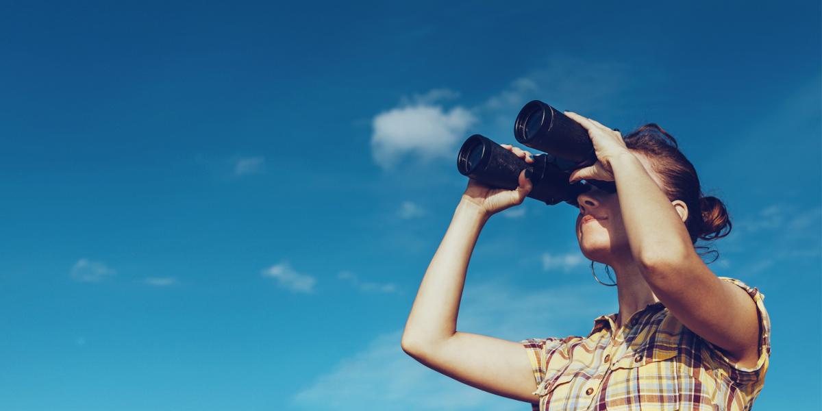 Frau mit Fernglas Karriere im DLR Projektträger