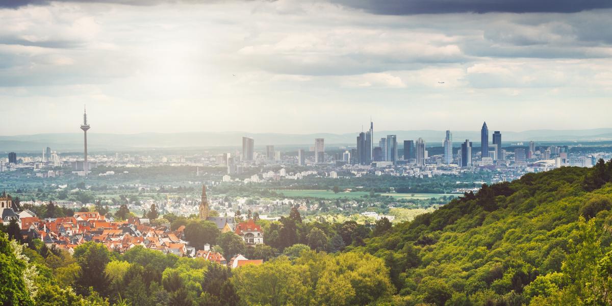 Blick vom Land auf eine Stadt
