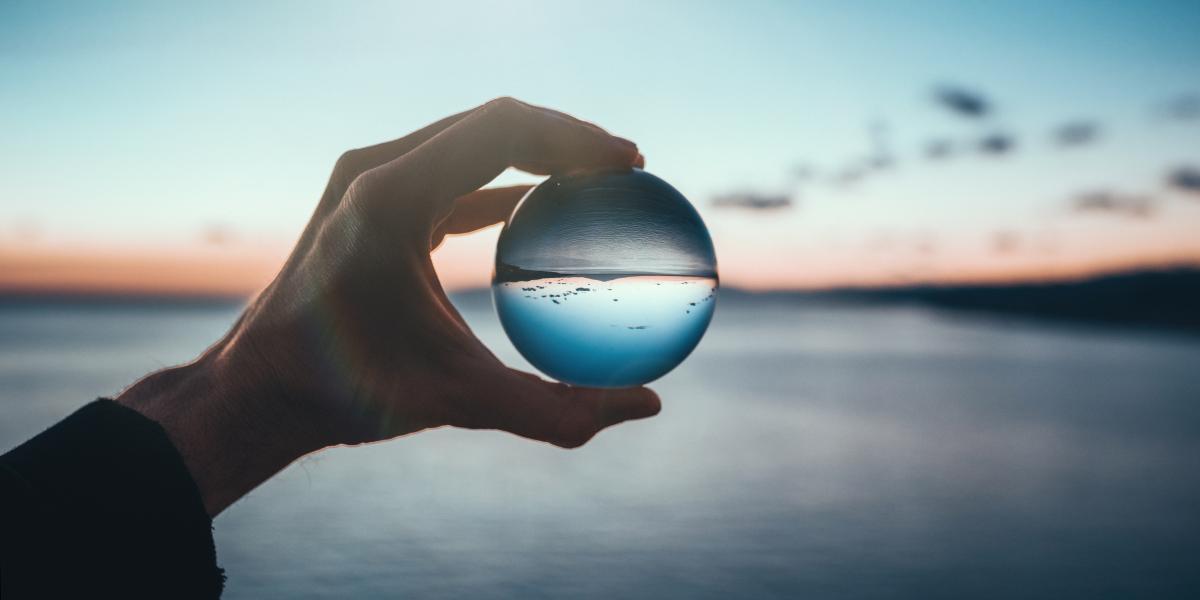 Blick in eine Glaskugel