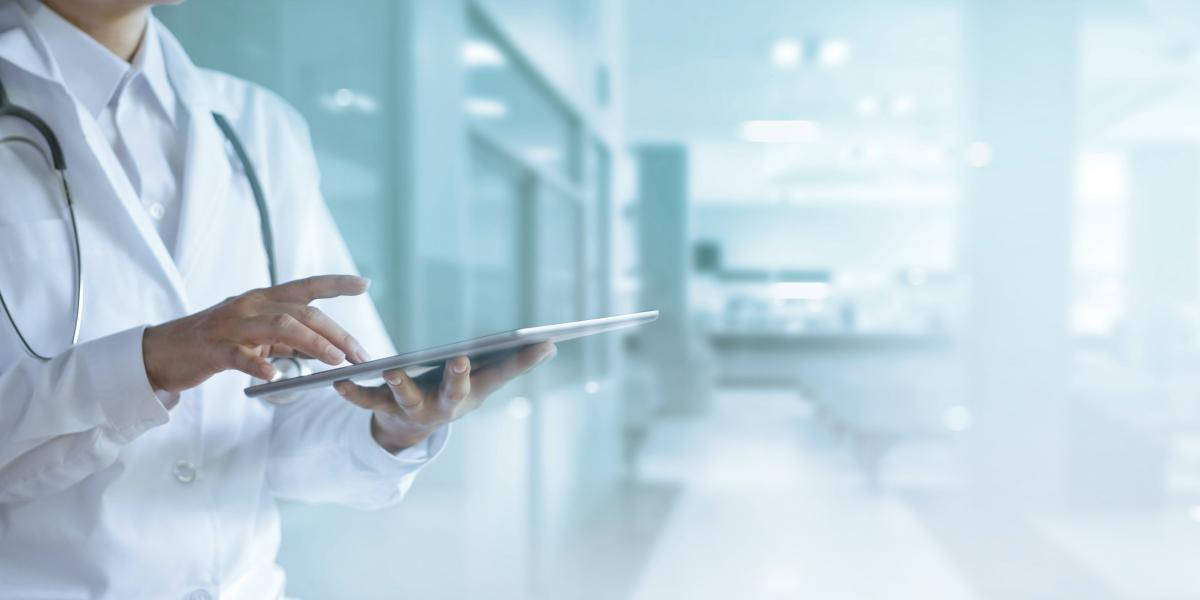 Klinische Studien - Ärztin mit Stethoskop und Tablet