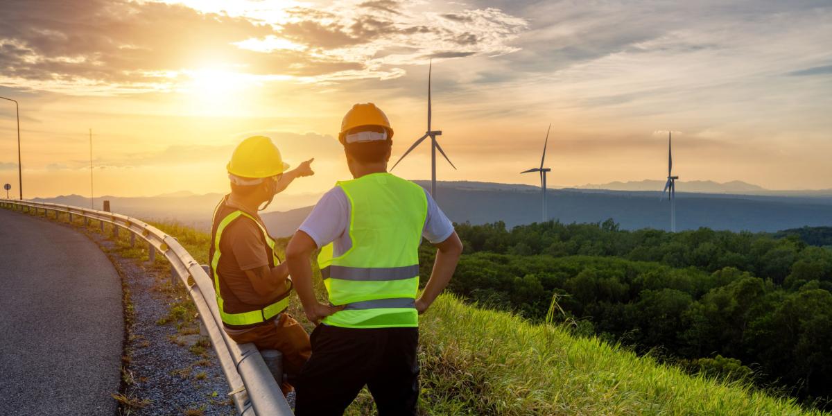 Zwei Ingenieure sprechen über einen Windpark