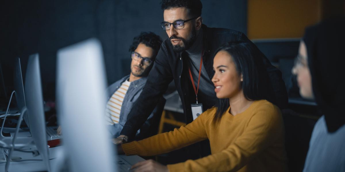 Personen verschiedener Nationalitäten arbeiten zusammen