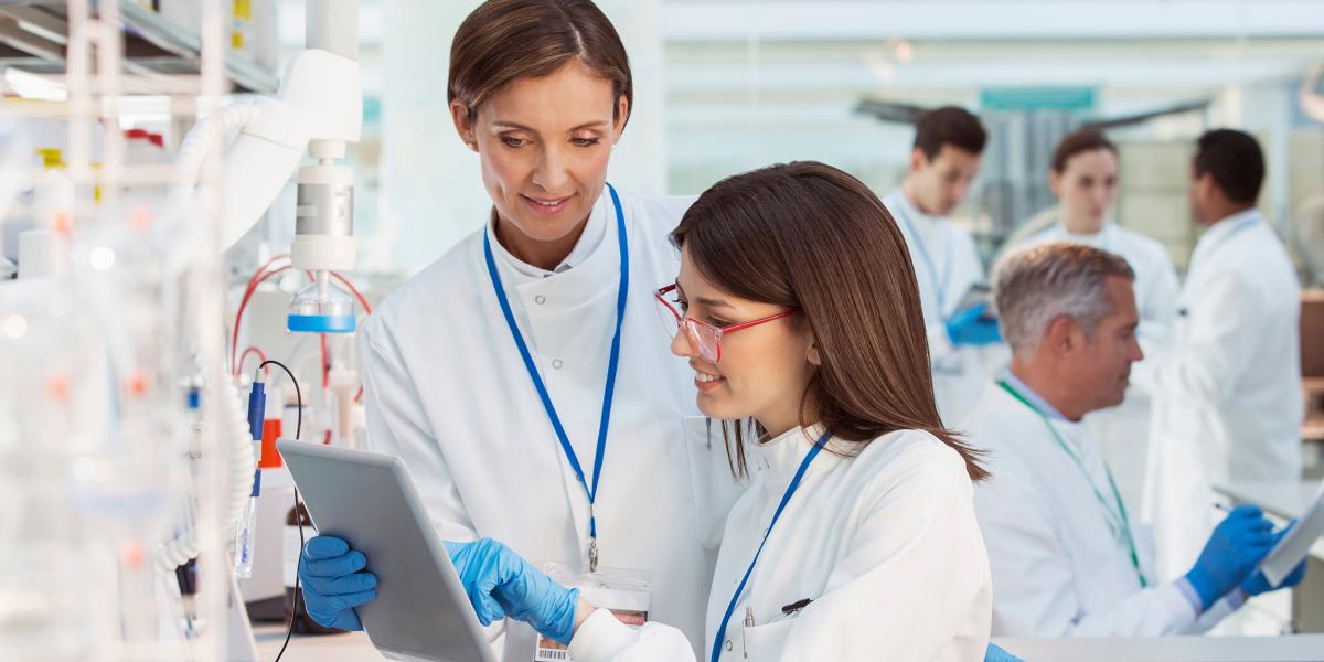 Zwei Wissenschaftlerinnen in einem Labor