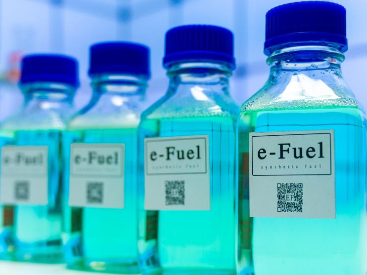 E-Fuels in Flaschen im Labor