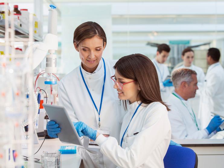 Zwei Wissenschaftlerinnen in einem Labor