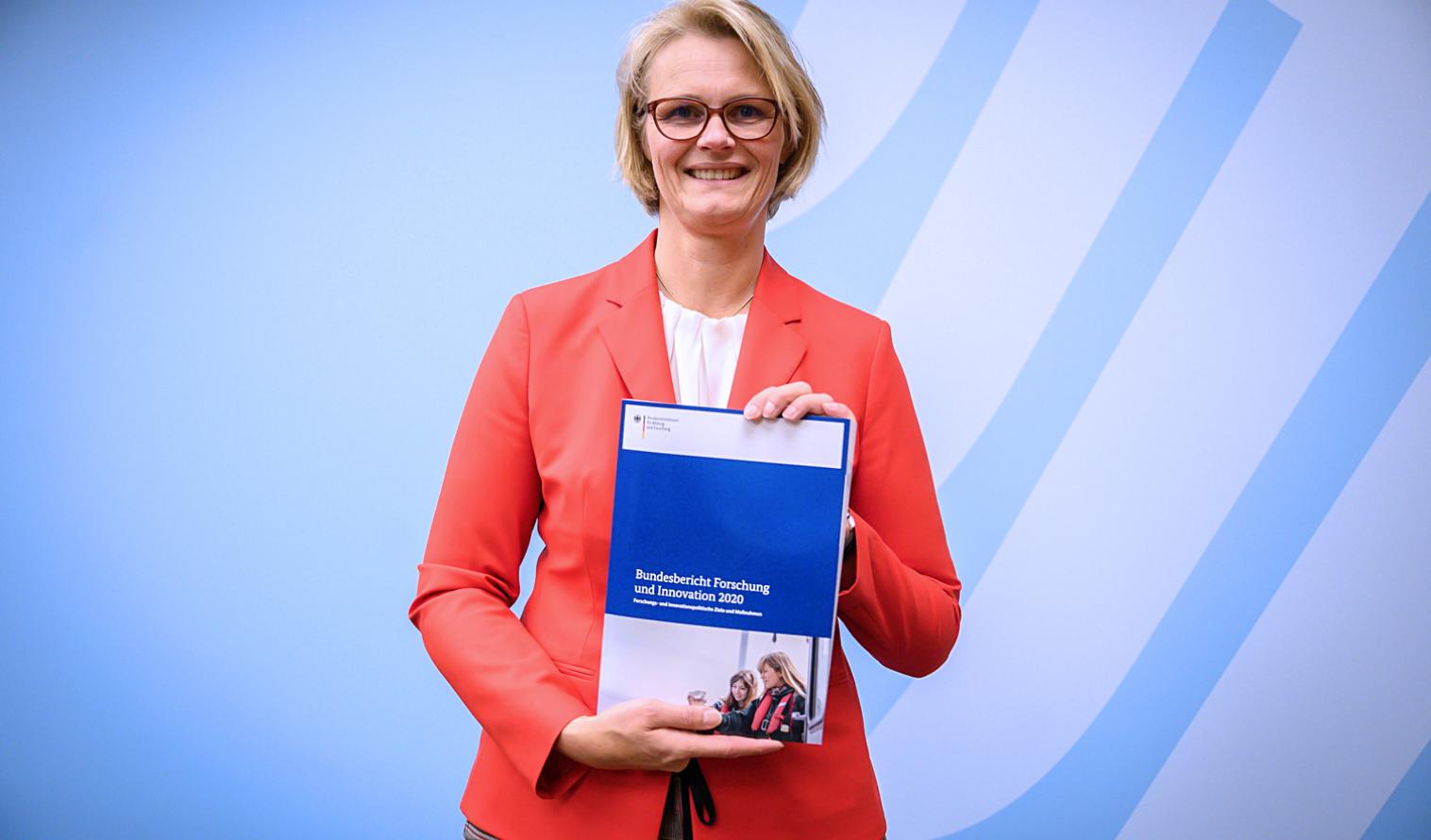 Bundesministerin Anja Karliczek präsentiert den neuen Bundesbericht Forschung und Innovation
