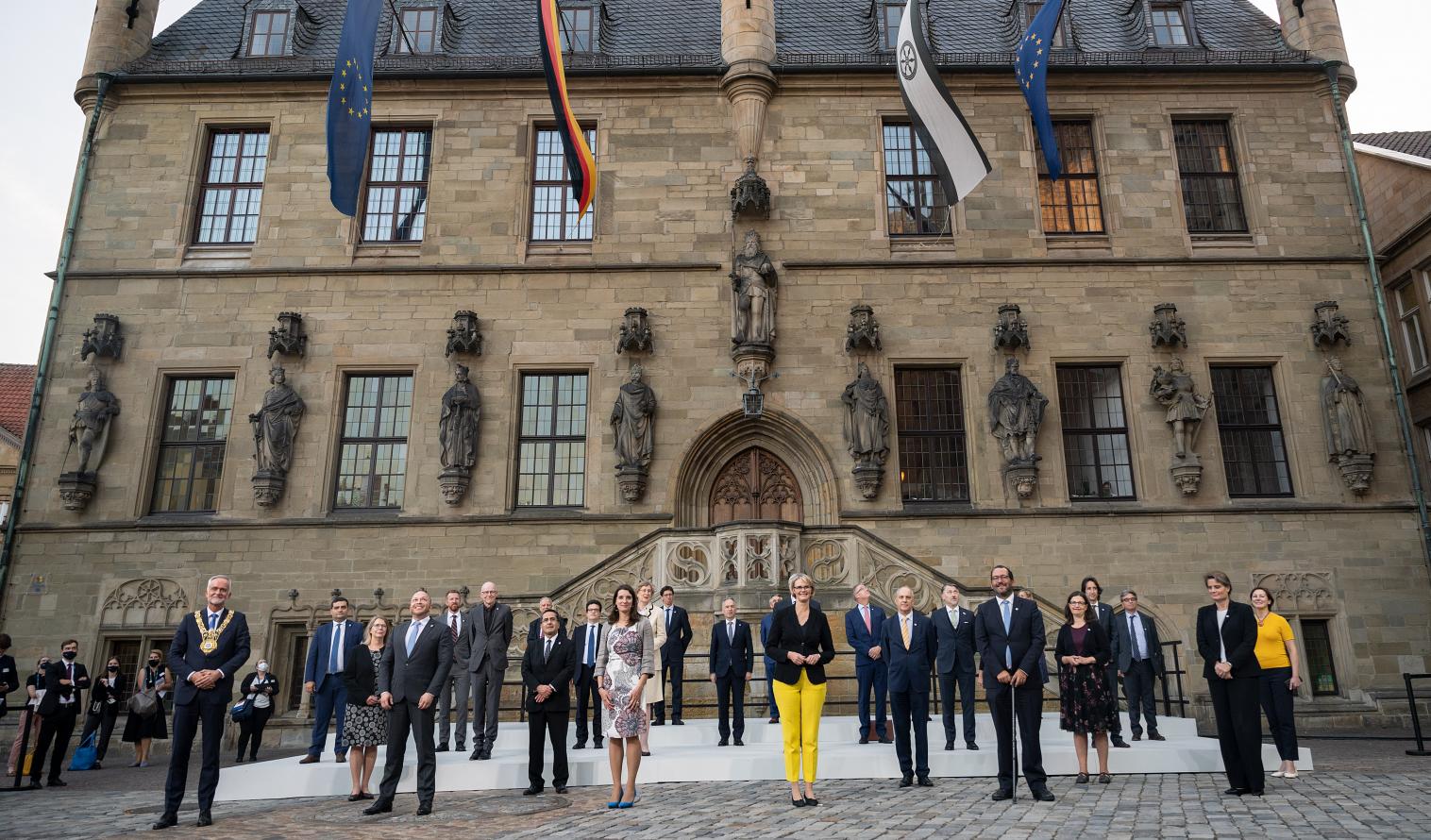 Gruppenbild des Ministertreffens vor dem Rathaus Osnabrück