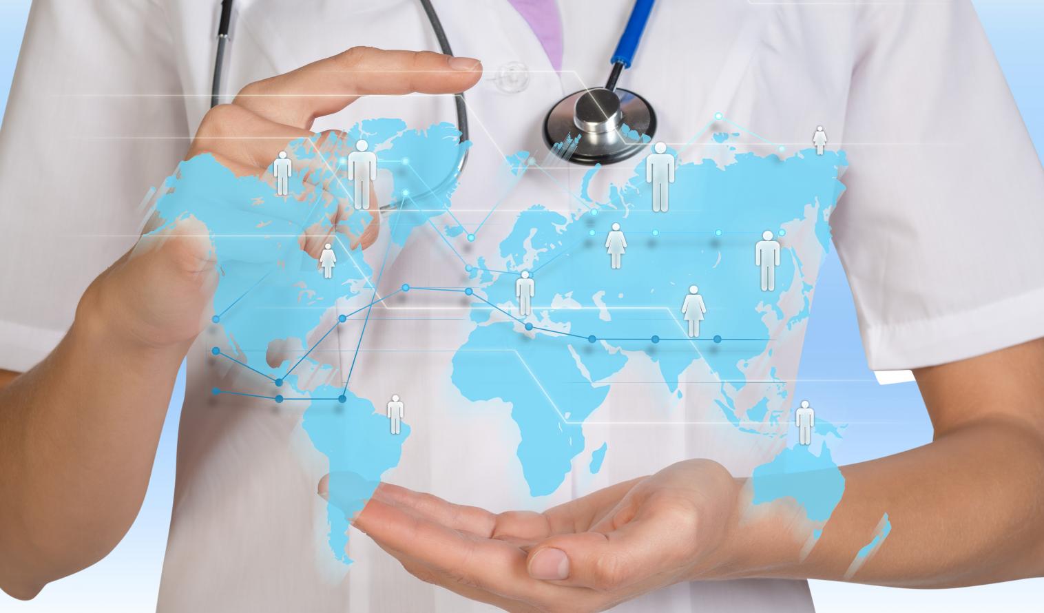 medizinisches Personal hält symbolisch eine Weltkarte zwischen den Händen