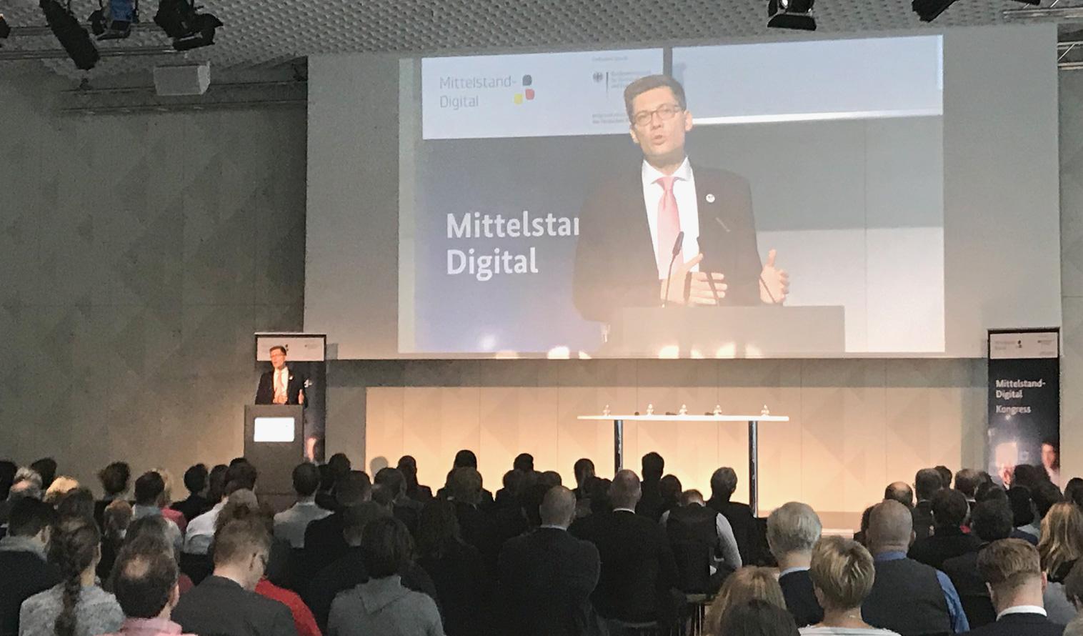 BMWi-Staatssekretär Christian Hirte steht auf der Bühne und eröffnet den Mittelstand-Digital Kongress.