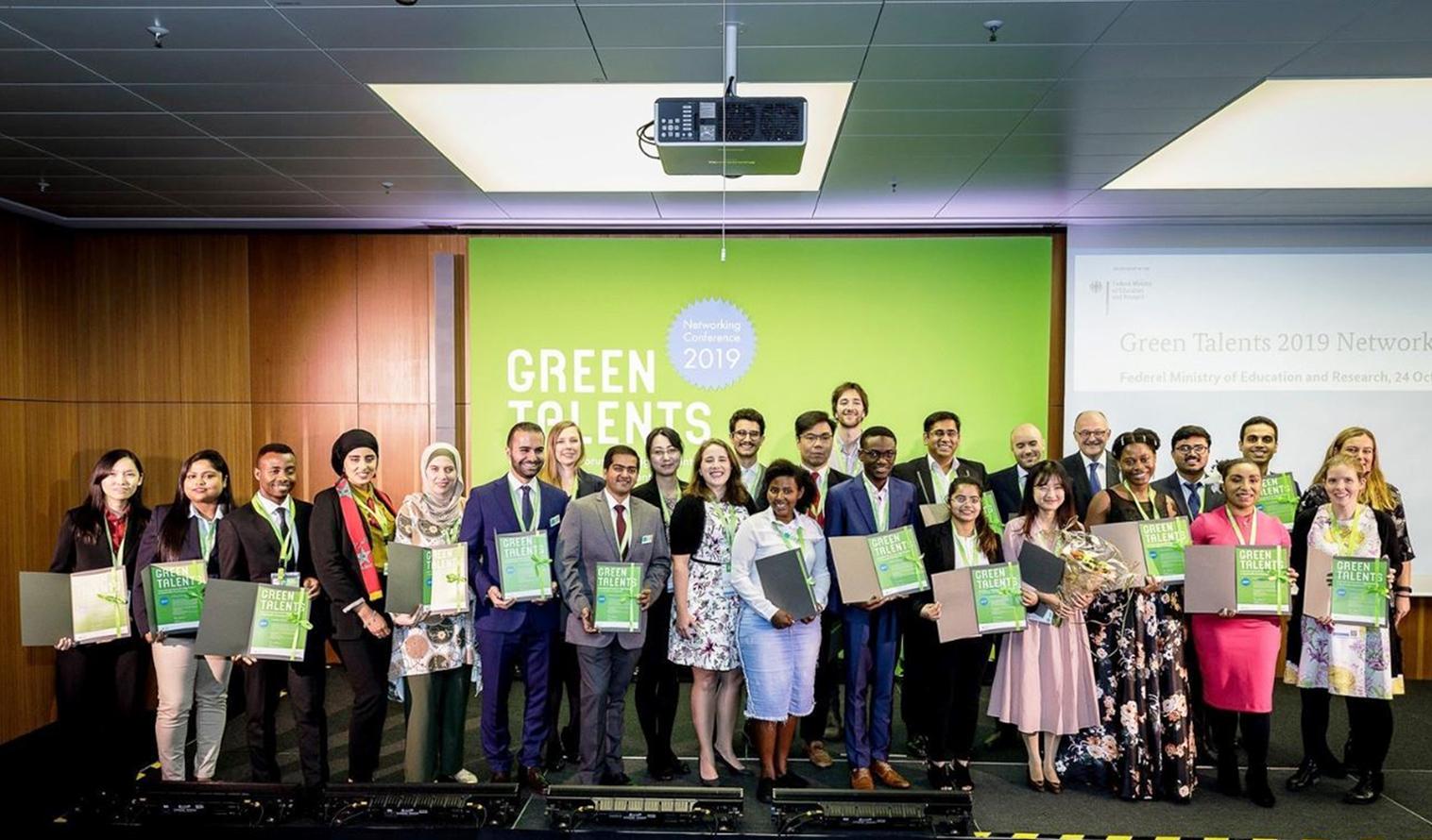 Gruppenfoto der Green Talents Preisträger 2019 mit dem Parlamentarischen Staatssekretär des BMBF, Herrn Dr. Michael Meister.
