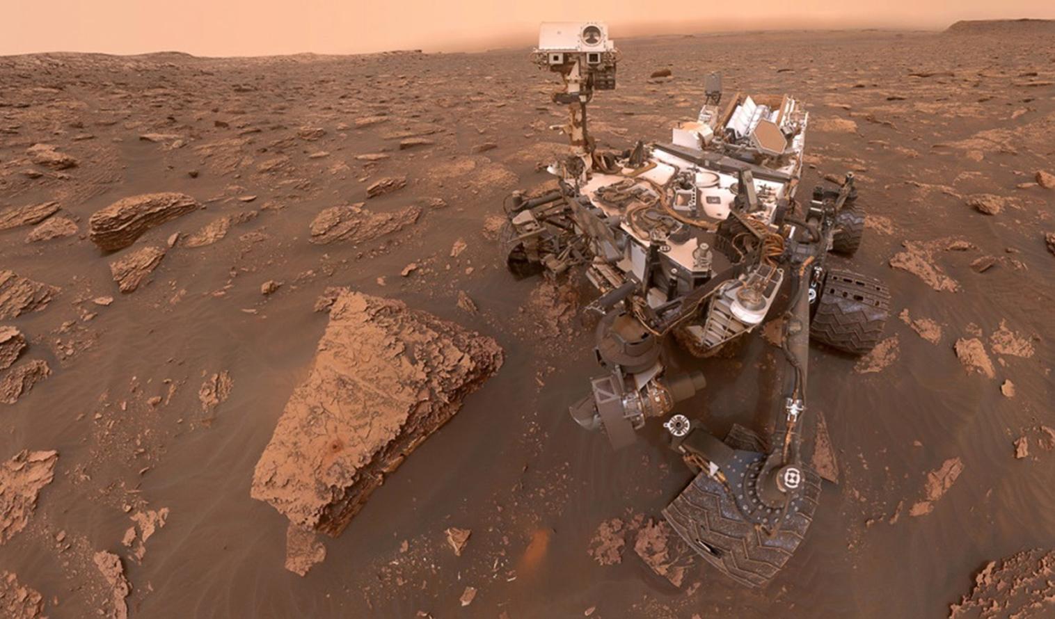 Der Mars-Rover "Curiosity" auf der Oberfläche des Mars.