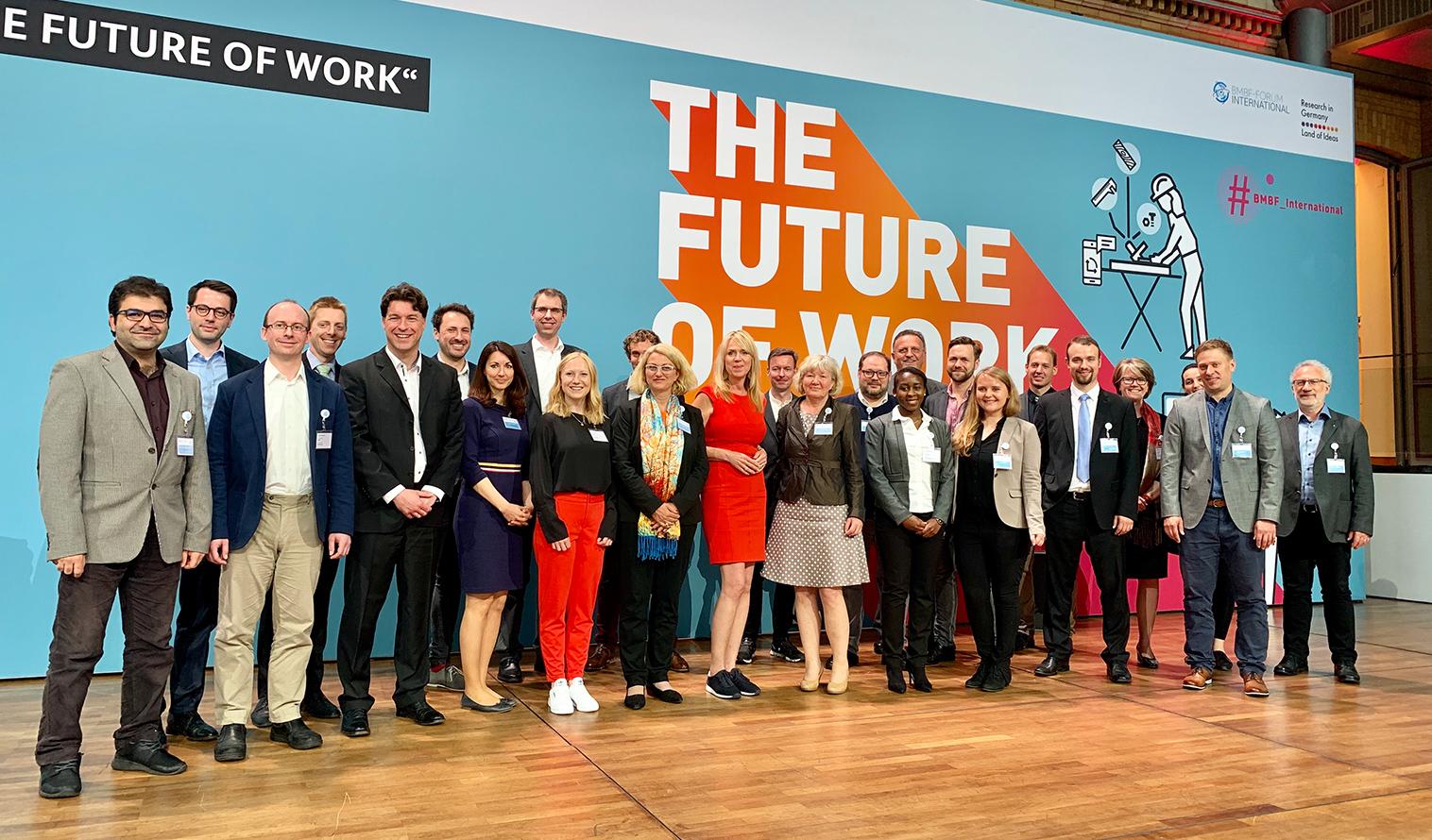 Ein Gruppenfoto der beteiligten Personen des ersten BMBF-Forum International „The Future of Work“.