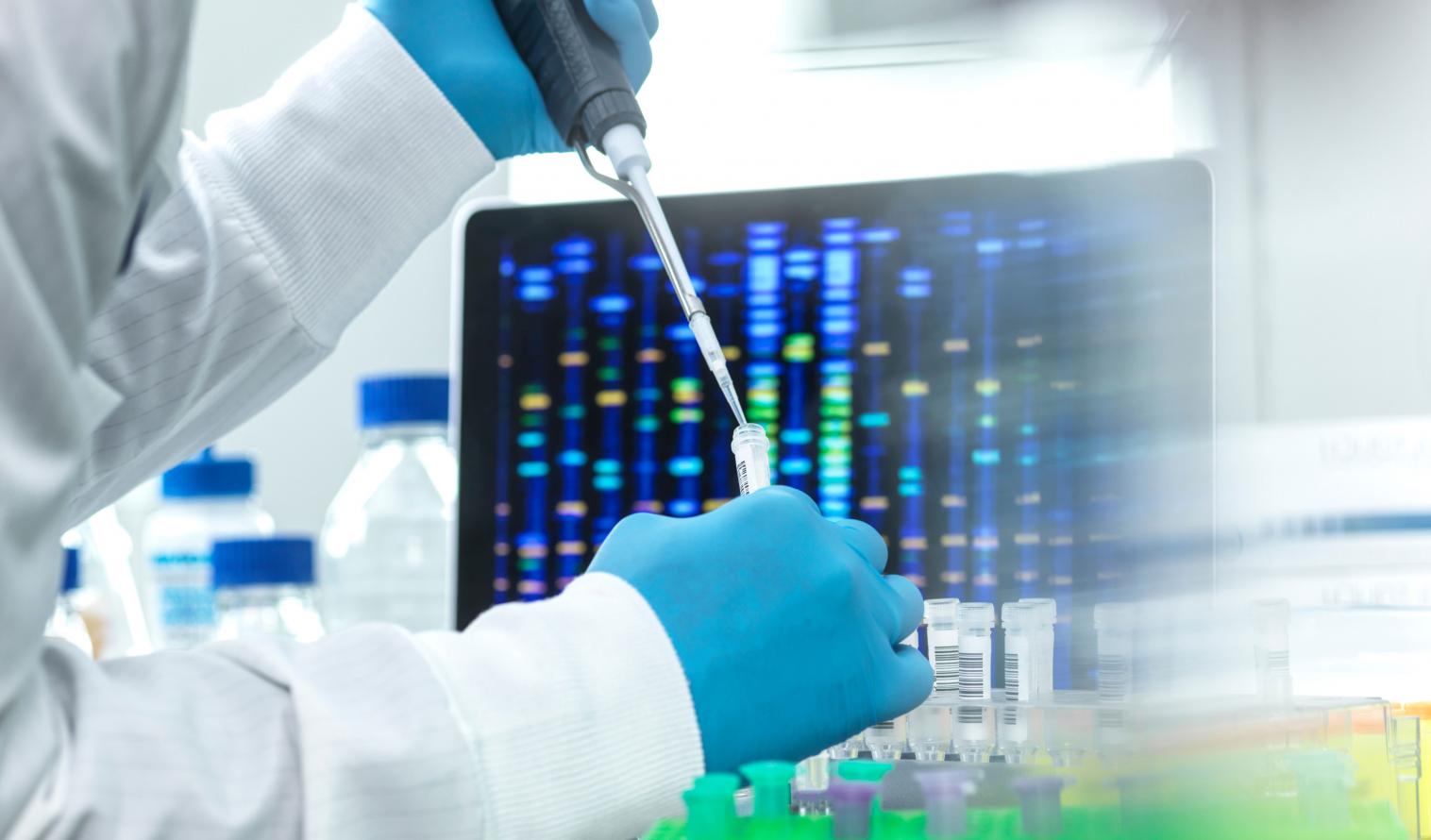 Wissenschaftler tropft eine Probe aus einer Pipette in ein Fläschchen für DNA-Tests