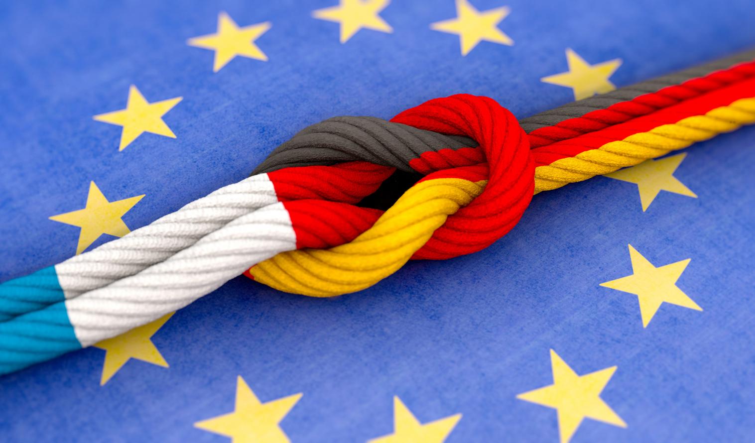 Knoten mit Farben der deutschen und französischen Flagge, dahinter ein Kreis aus zwölf goldenen Sternen auf blauem Hintergrund