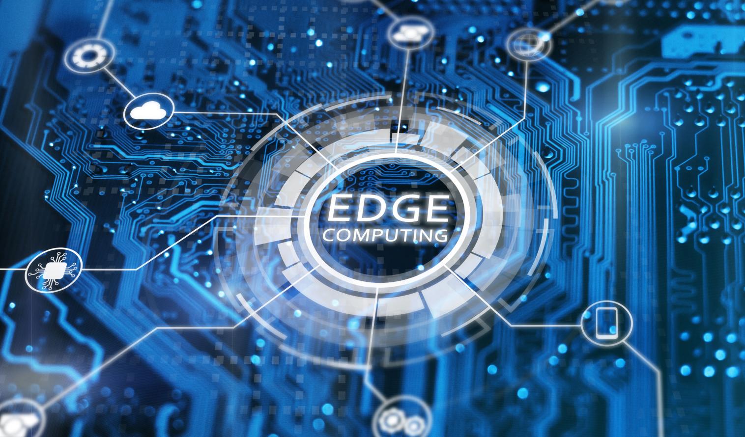 Konzept der Edge-Computing-Technologie. Blauer integrierter Schaltkreis mit Symbolen.