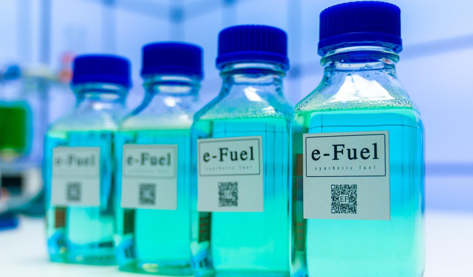 E-Fuels in Flaschen im Labor
