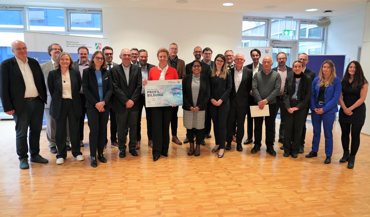 Ina Brandes, Ministerin für Kultur und Wissenschaft des Landes Nordrhein-Westfalen übergab den Projektleitungen offiziell die Förderbescheide.