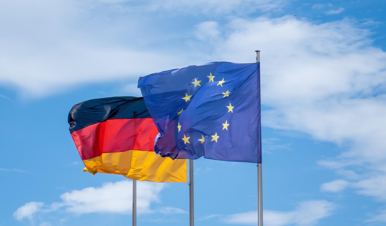 deutsche und europäische Flagge im Wind