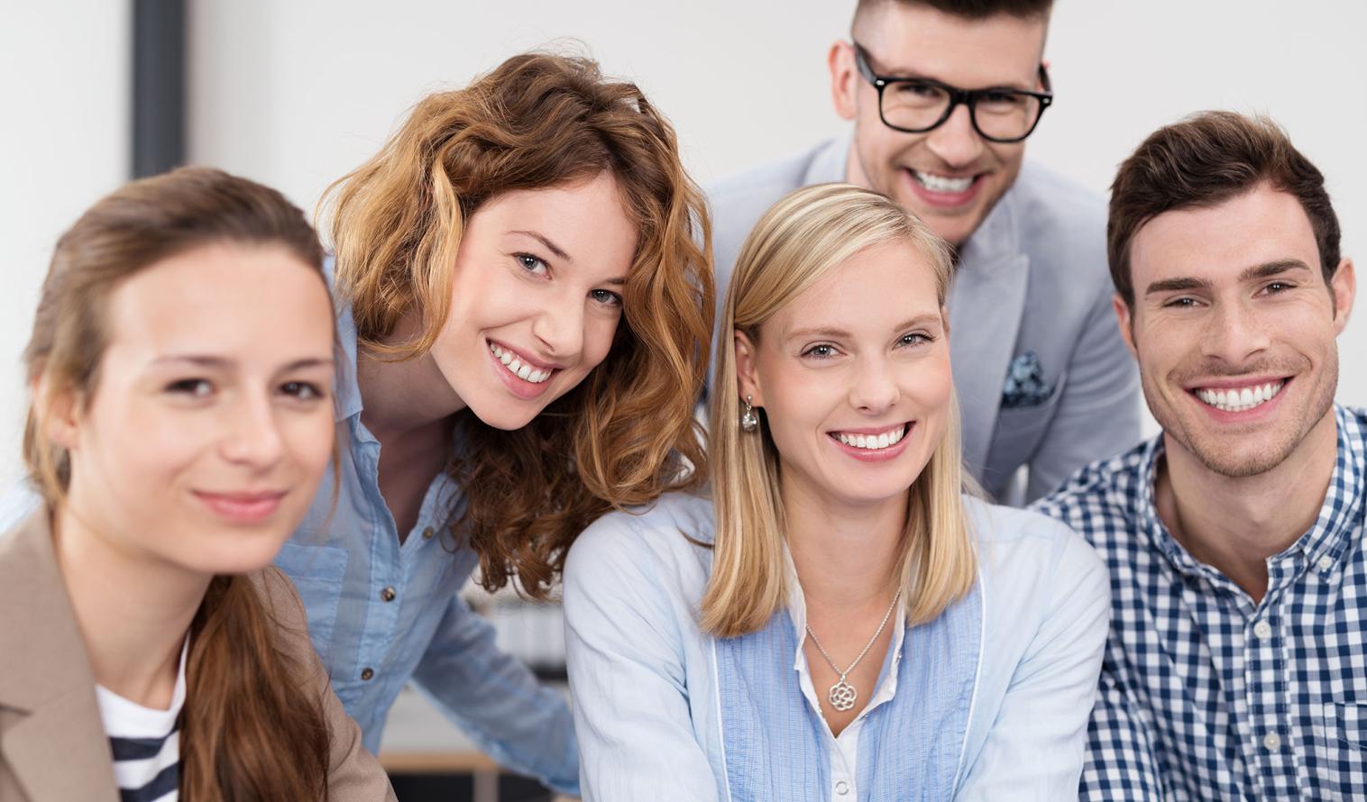 Gruppe Studenten schaut lachend in die Kamera