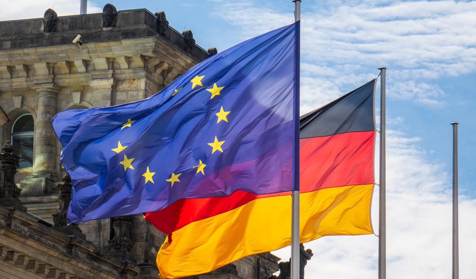 Deutsche und EU-Flagge