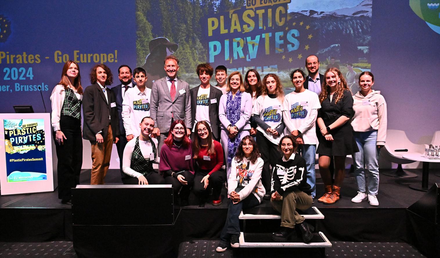 Junge Plastic Pirates im Austausch mit politischen Stakeholdern 