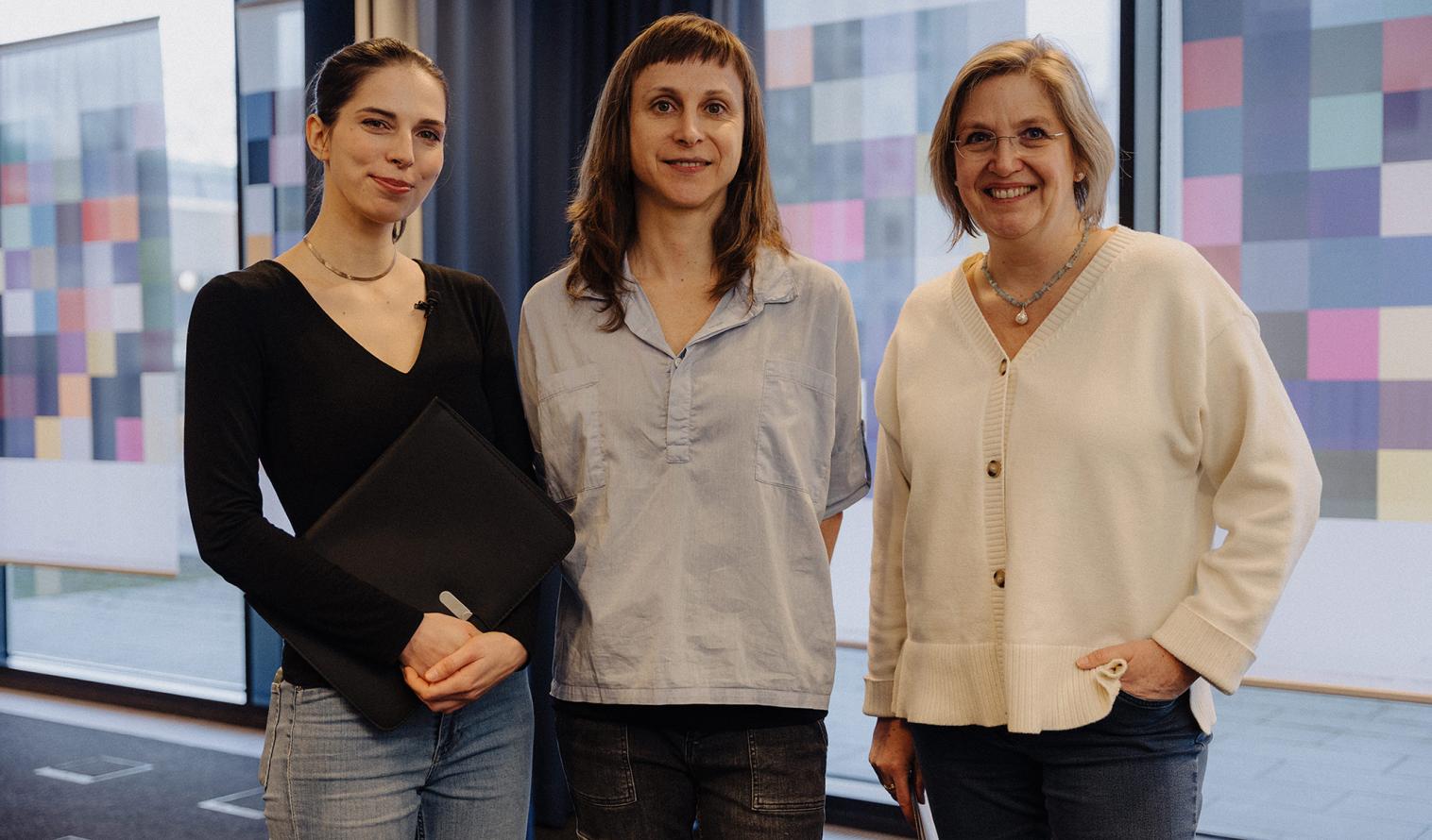 Youtube-Moderatorin Vivian Polenz, Wissenschaftlerin Prof. Dr. Katarzyna Bozek und Fachkommunikatorin Dr. Claudia von See vom DLR Projektträger