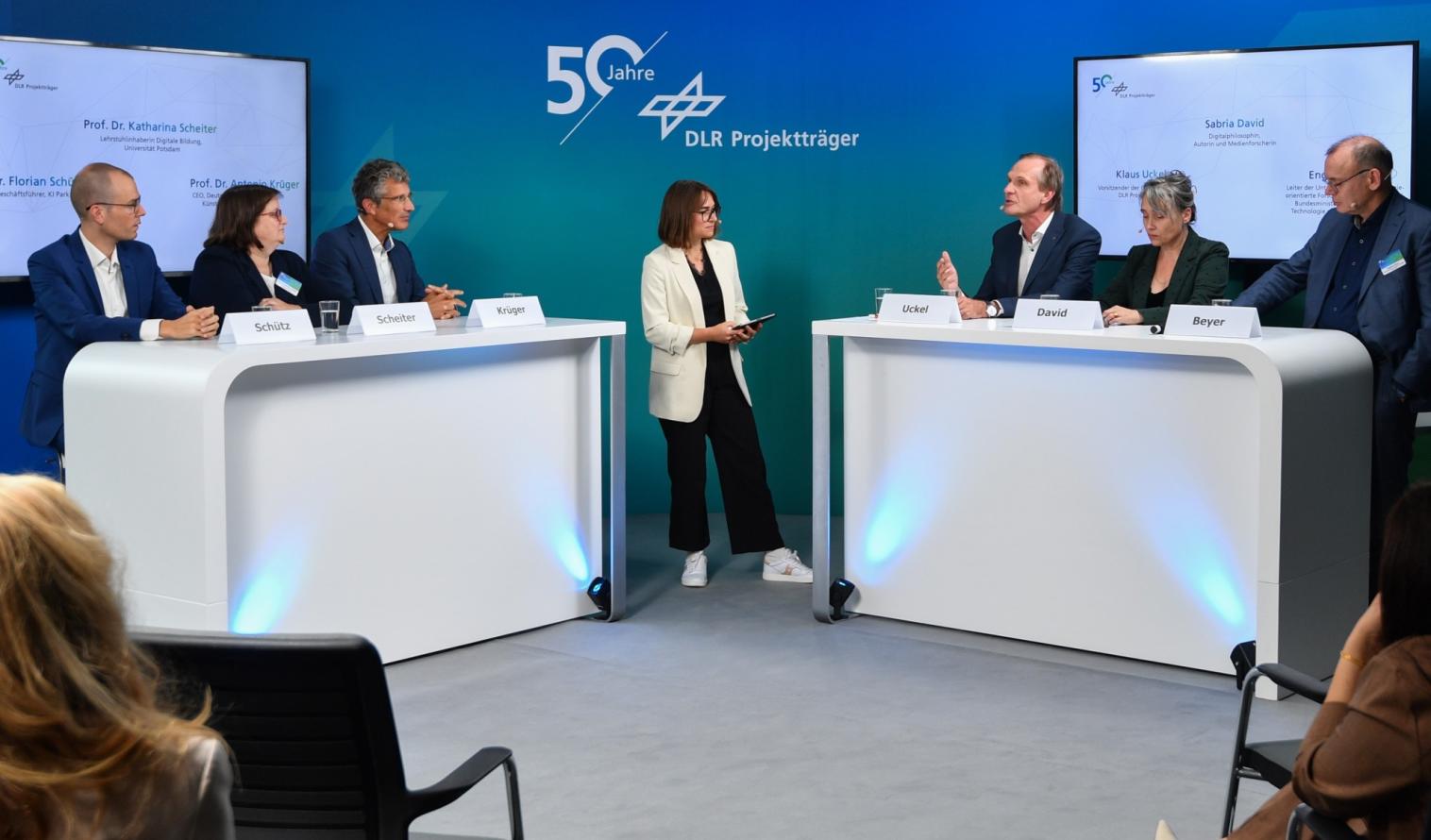 Larissa Holzki moderiert die Paneldiskussion bei der Veranstaltung 50 Jahre DLR Projektträger zum Thema KI