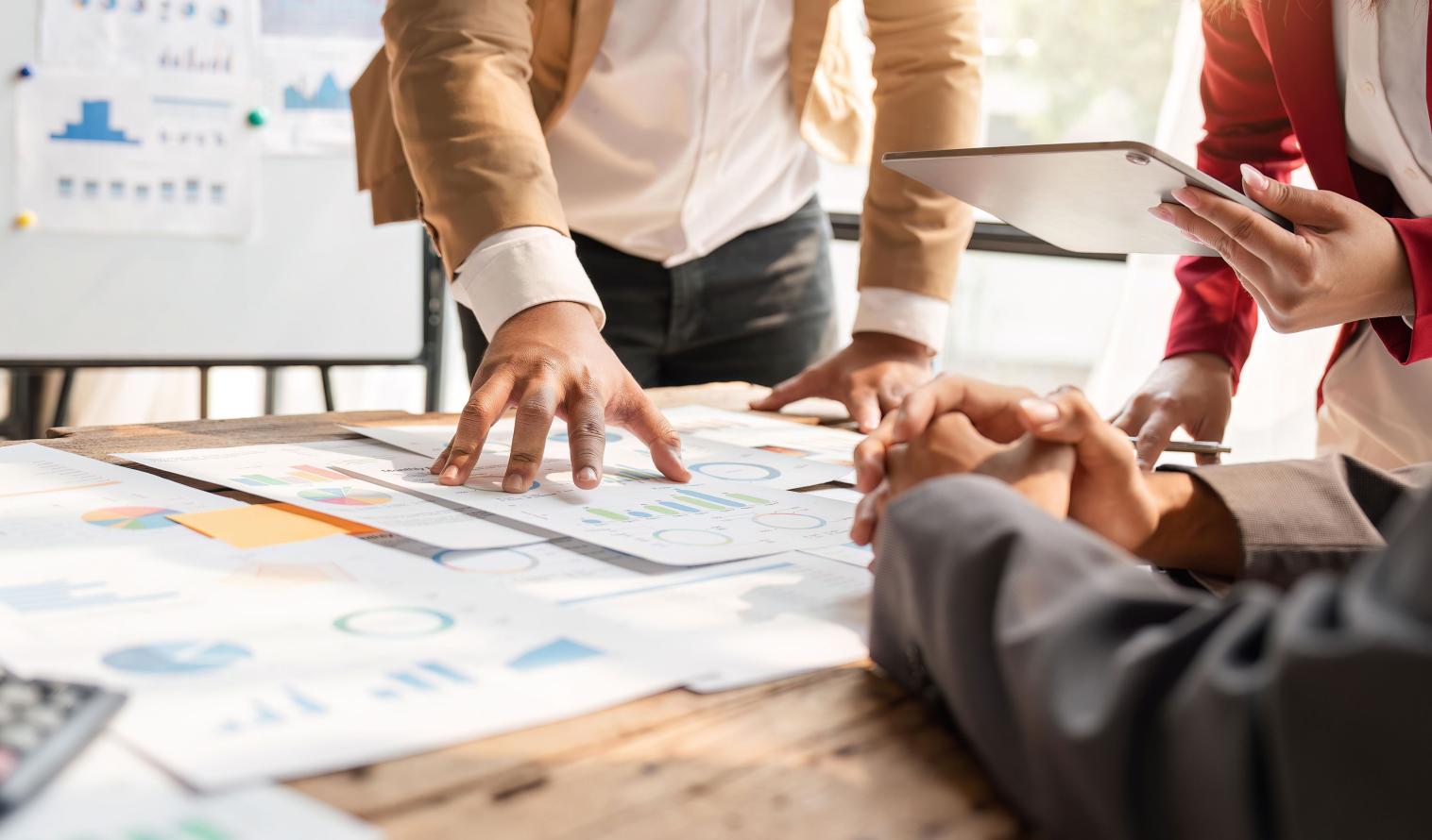 Ein Team analysiert Tabellen und Grafiken