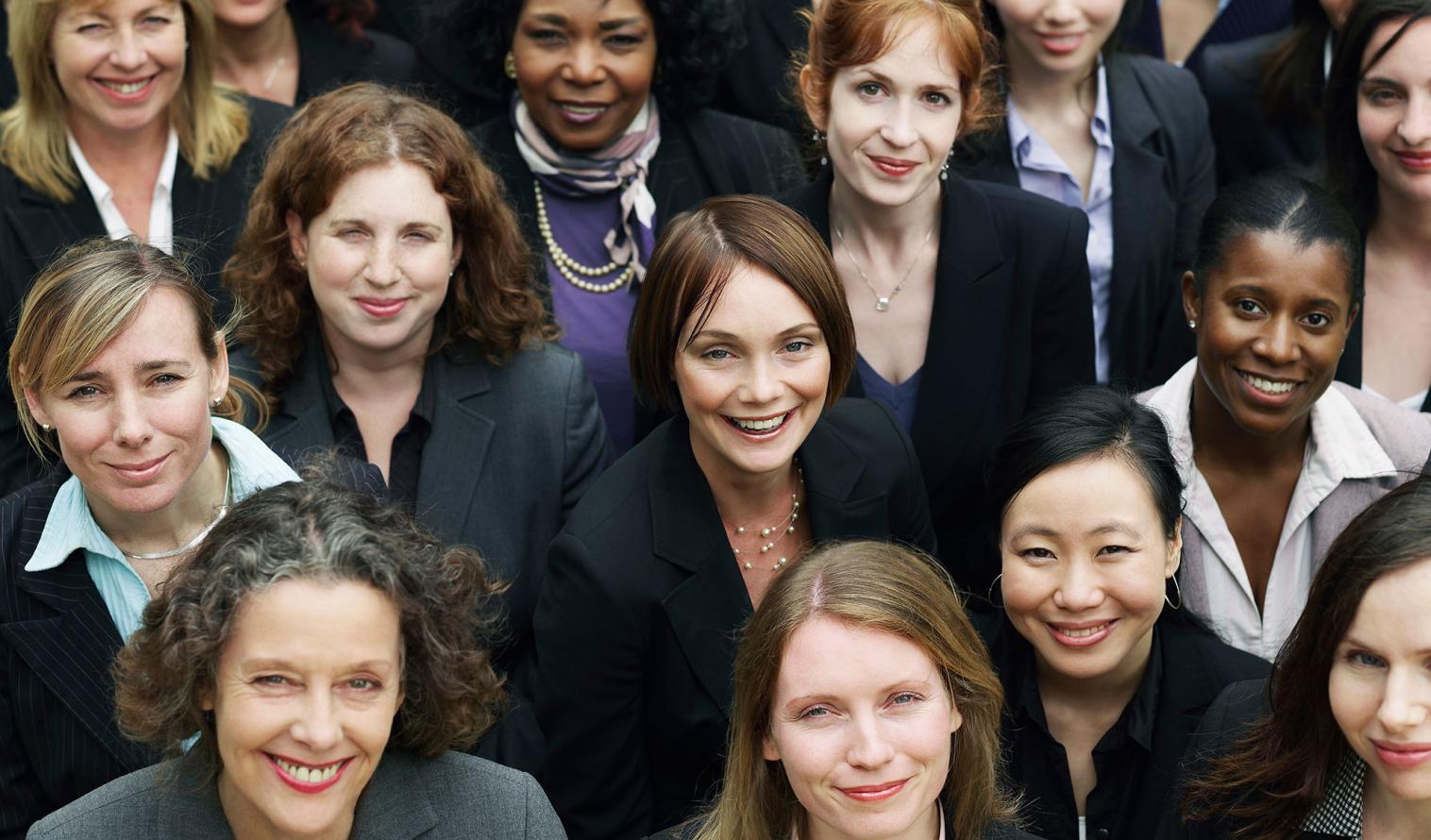 Gruppe lächelnder multiethnischer Geschäftsfrauen 