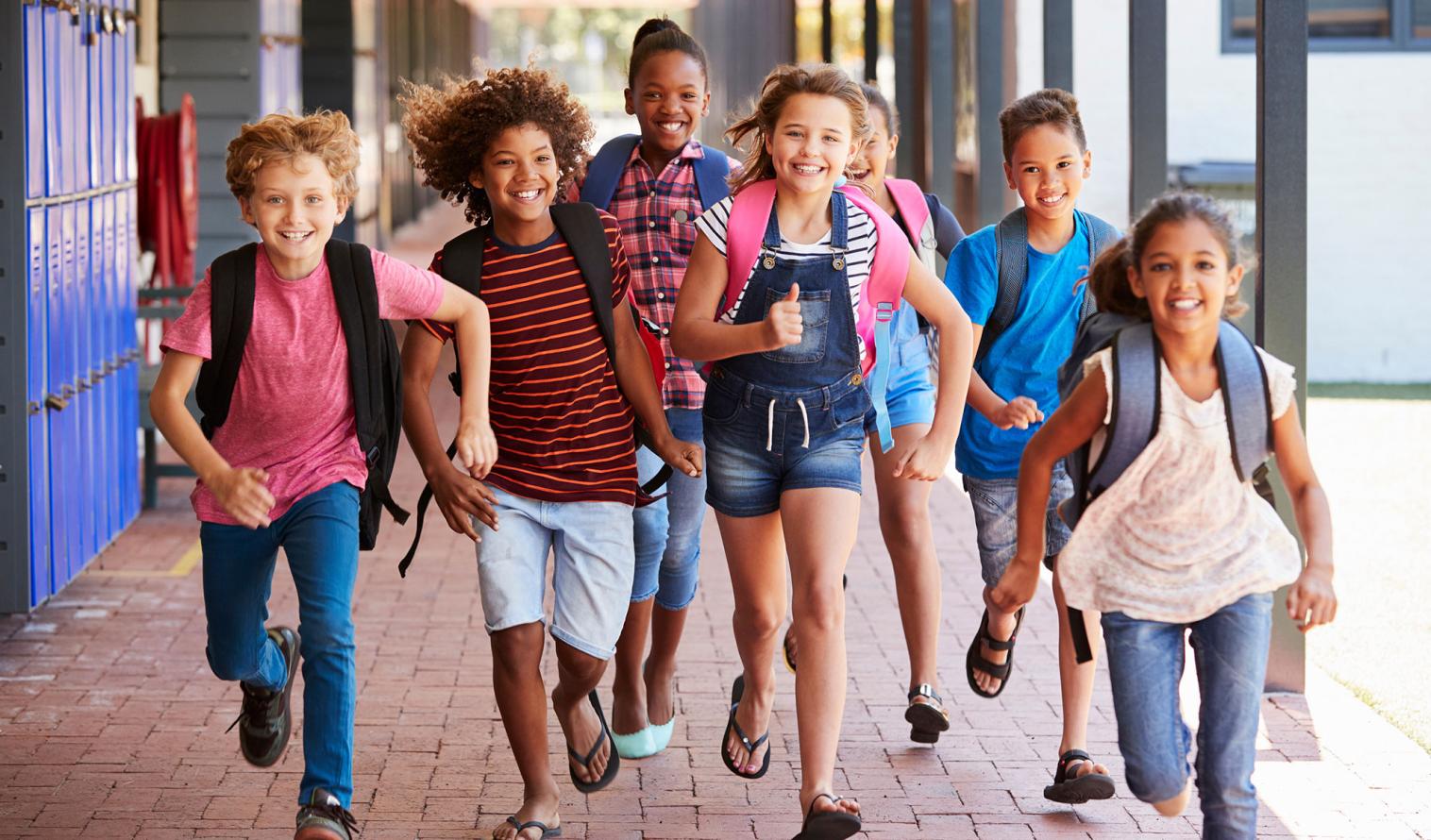 Kinder rennen über einen Schulhof