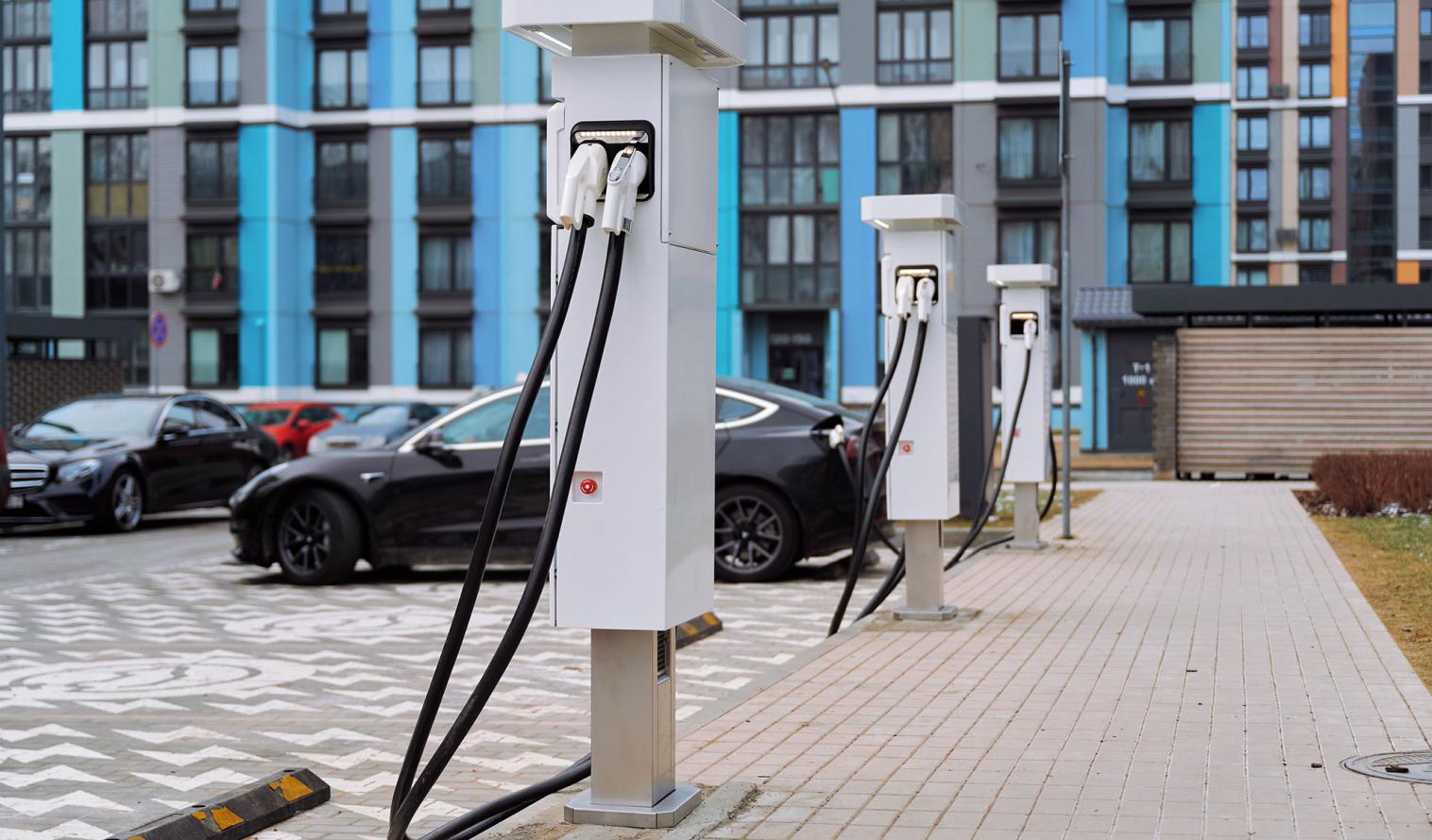Ladestationen für Elektroautos auf einem Parkplatz