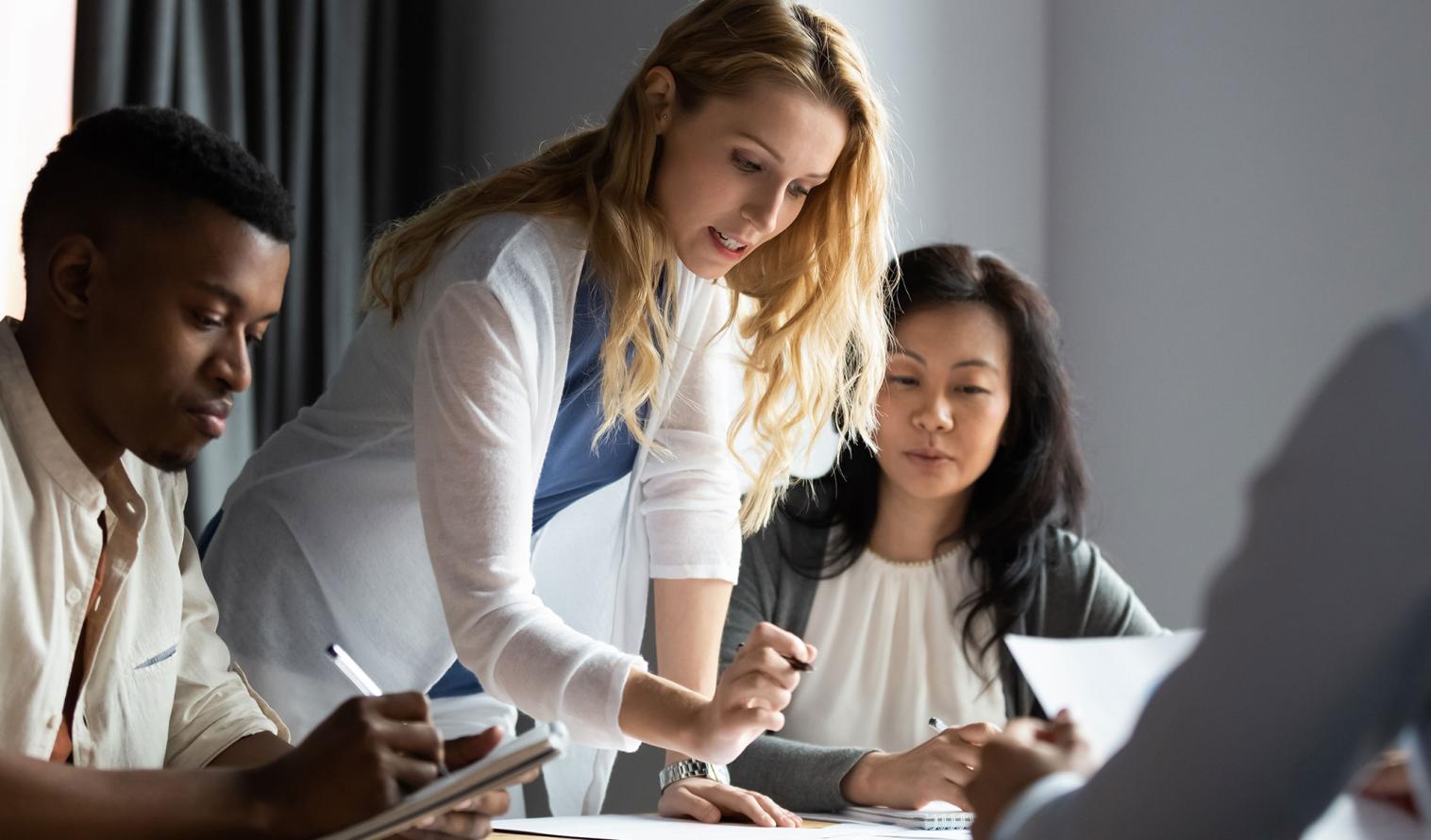 Mehrere Personen an einem Tisch analysieren Dokumente