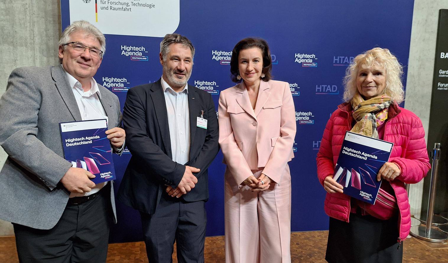 zu sehen sind Dr. Walter Mattauch, Dr. André Bergmann, Bundesministerin Dorothee Bär, Dr. Regine Gernert