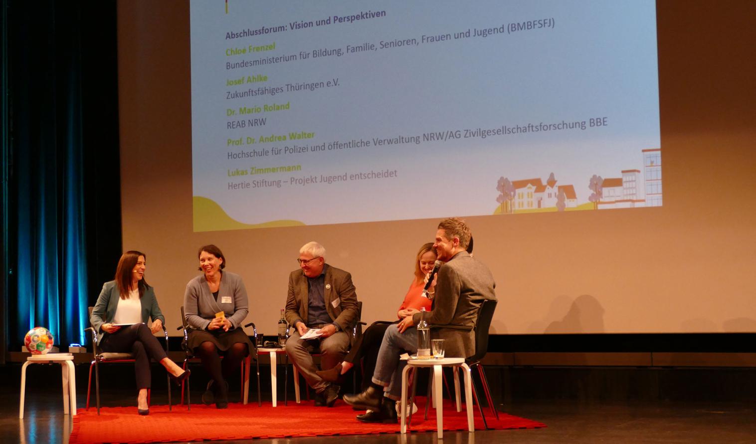 Teilnehmende  der Podiumsdiskussion bei der Veranstaltung Fachkonferenz „Zivilgesellschaft und Kommune“ 