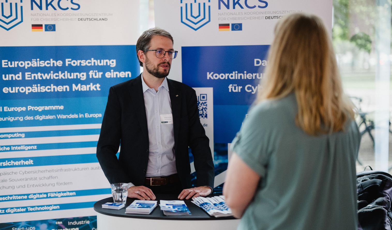 Eine Person berät an einem Stand