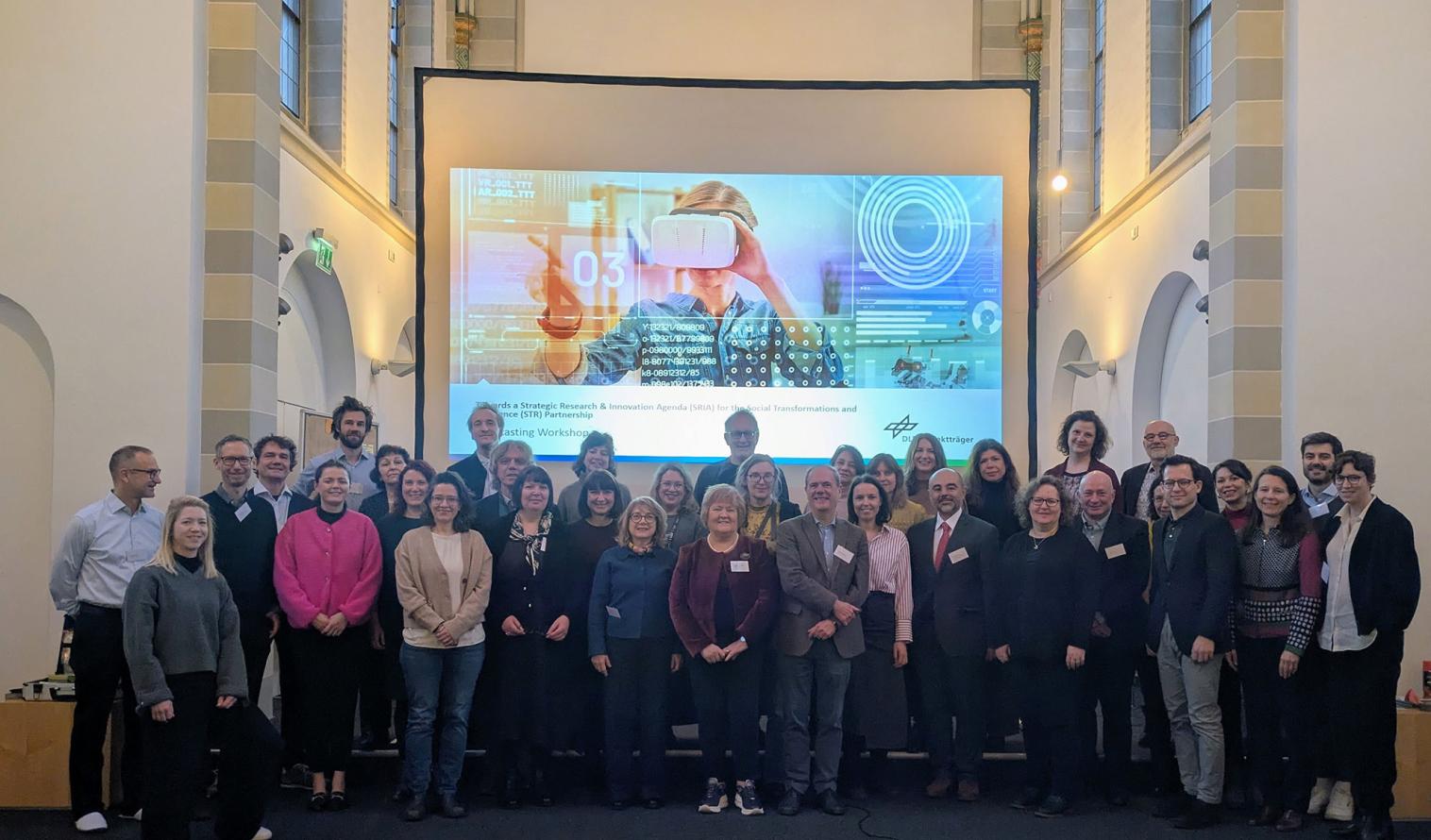 Gruppenbild vom Strategic-Foresight-Workshop mit 40 Expertinnen und Experten